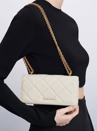 شنطة تشارلز اند كيث |