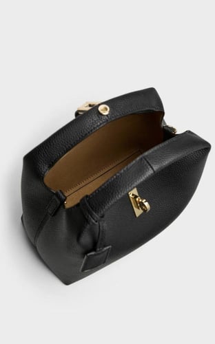 شنطة تشارلز اند كيث |