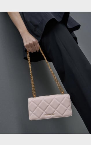 شنطة تشارلز اند كيث |