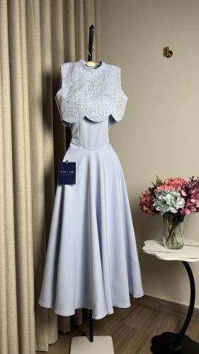 فستان سماوي ناعم بجاكيت كت مطرز ترتر