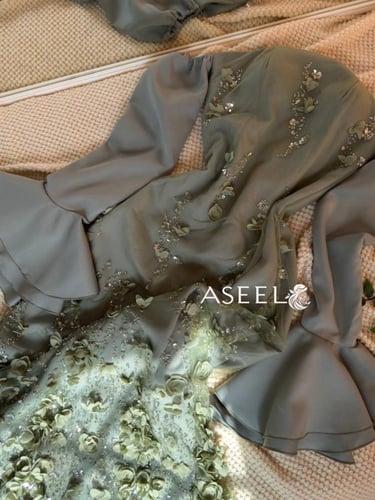 فستان سهرة مطرز ورد بأكمام