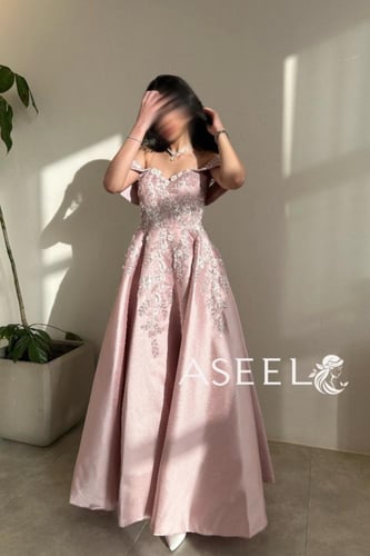 فستان سهره وردي ب خرز تطريز يدوي