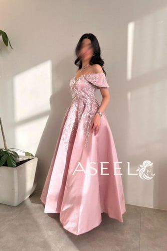 فستان سهره وردي ب خرز تطريز يدوي