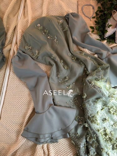 فستان سهرة مطرز ورد بأكمام