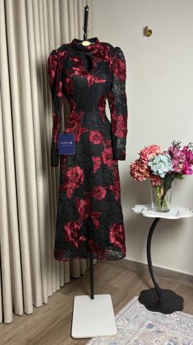 فستان دانتيل اسود بتشجيرة حمراء