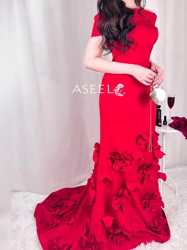 فستان احمر ناعم مزين بالورد