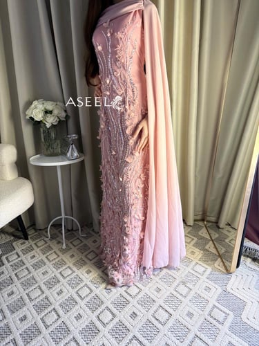 فستان سهرة وردي مطرز