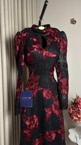 فستان دانتيل اسود بتشجيرة حمراء