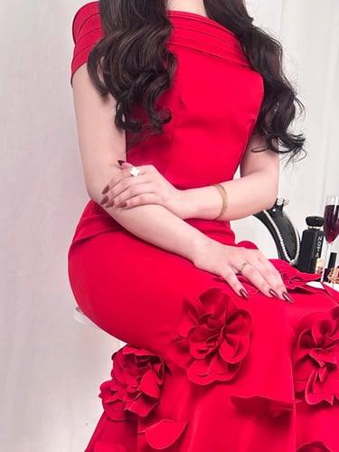 فستان احمر ناعم مزين بالورد