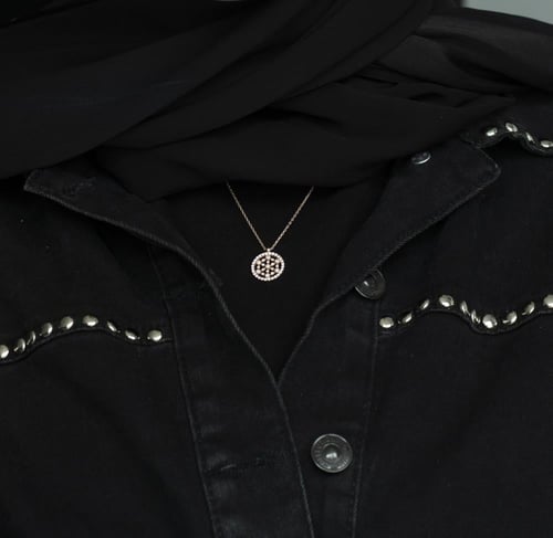 سلسال فضة عيار 925 جولدن روز بتصميم دائري مرصع بأح...