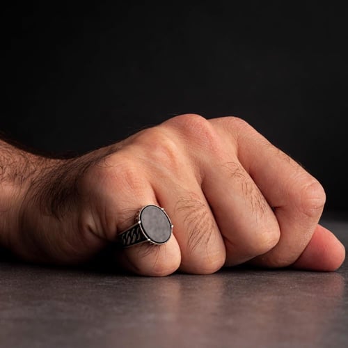 خاتم رجالي فضة مزين بحجر أونكس الأسود المضغوط ونقو...