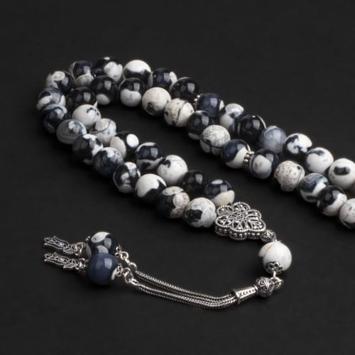 سبحة بحجر عقيق ابيض واسود مع شكة فضة 10مل