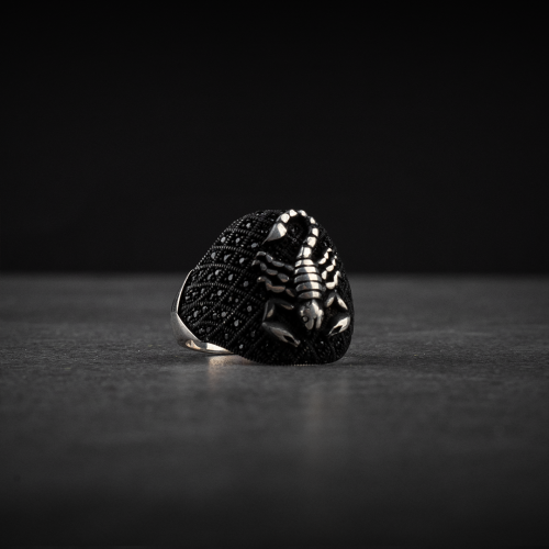 خاتم رجالي فضة استرليني مع تصميم عقرب فخم