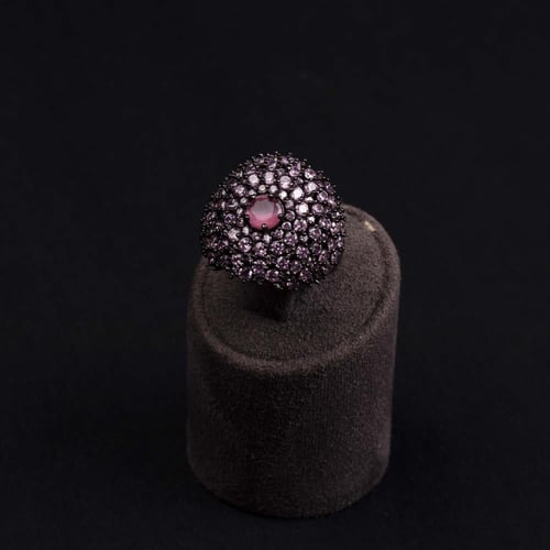 خاتم فضة نسائي مطلي أسود بفصوص زركون وردية