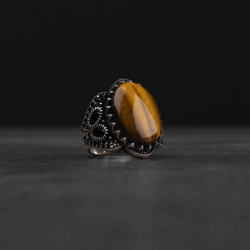 خاتم رجالي فضة بحجر عين النمر بتصميم مزخرف