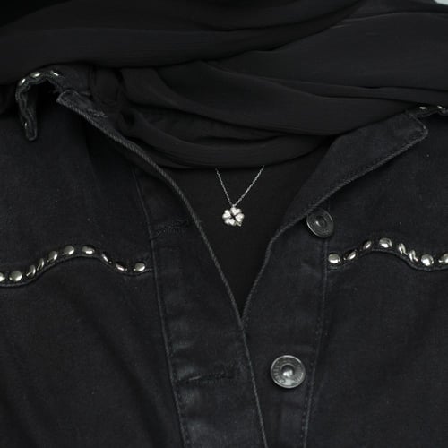 سلسال فضة عيار 925 بتصميم الزهرة الرباعية المرصعة...