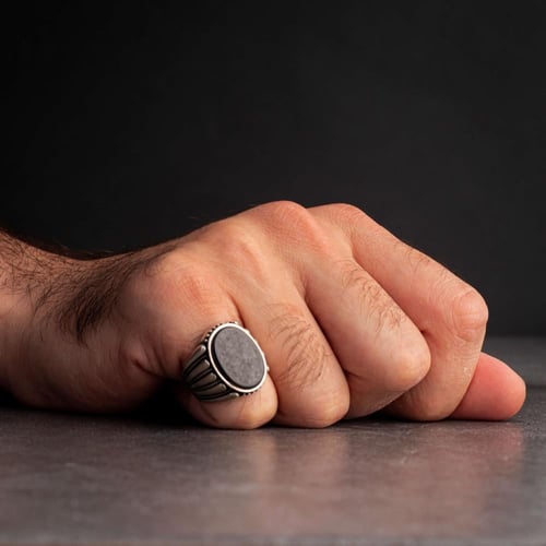 خاتم رجالي فضة مزين بحجر أونيكس أسود مضغوط بنقوش ع...