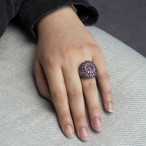 خاتم فضة نسائي مطلي أسود بفصوص زركون وردية