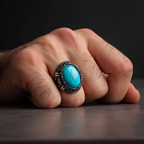 خاتم رجالي فضة بحجر الفيروز بتفاصيل هندسية بارزة