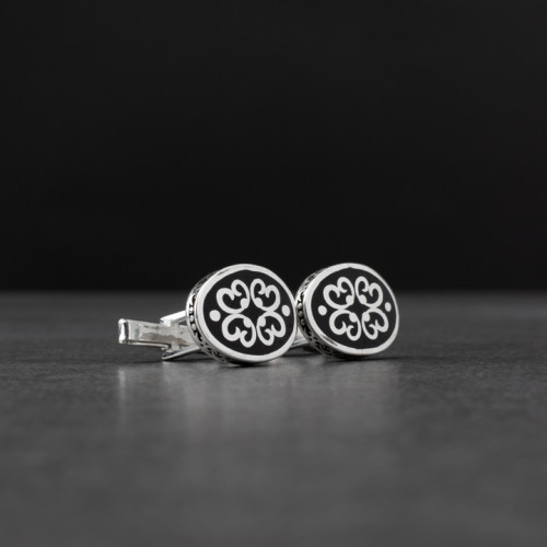 كبك رجالي فضة مع تصميم زخرفي