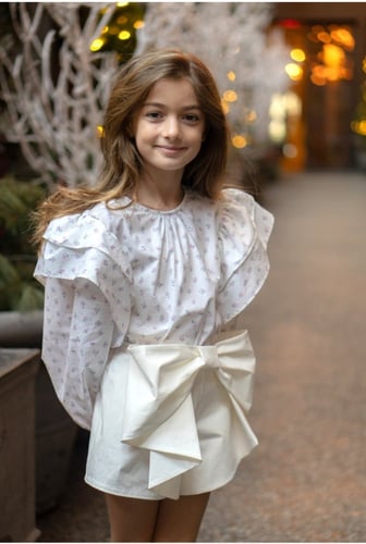 طقم شورت ابيض بفيونكه كبيره مع قميص بكرانيش