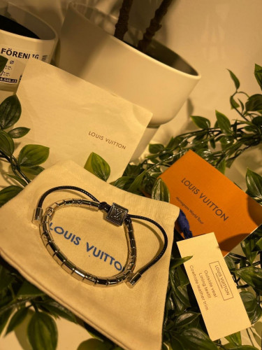 اسوارة لويس فويتون - Louis Vuitton LV