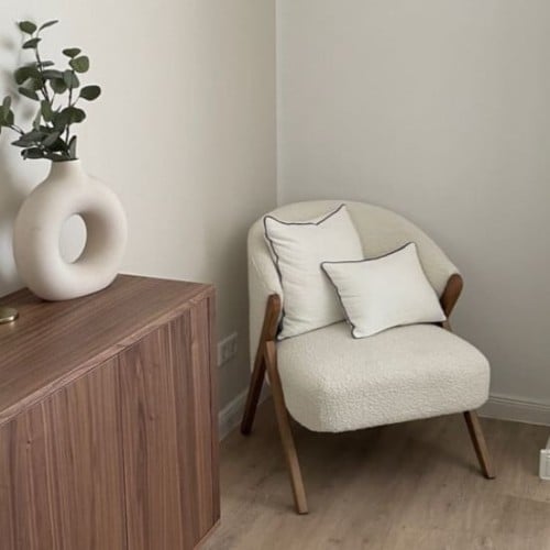 كرسي بوكليه ابيض بخشب بني