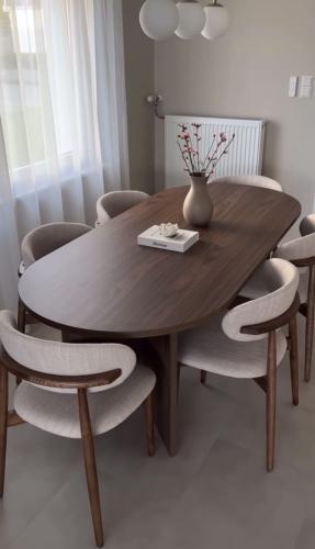 طاولة طعام الالمنتك