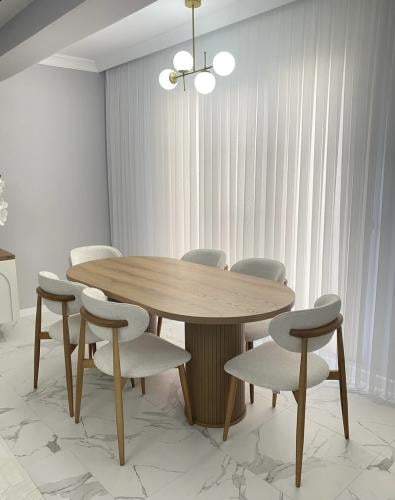 طاولة طعام تصميم اسكندفي