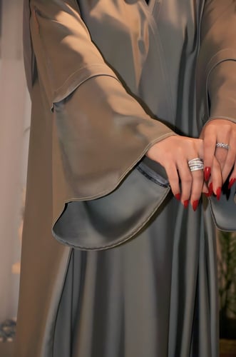 عباية نص بشت باكمام مميزة (جميع الالوان متوفره)