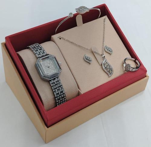 طقم نسائي زركون ماركه ريفولي جوده ممتازه M1127485