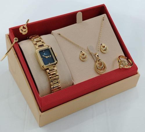 طقم نسائي ماركه ريفولي فاخره T2344