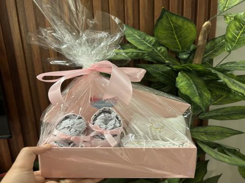 هدية مولودة مميزة عبارة عن أسوارة شكل ساعة وأسوارة...