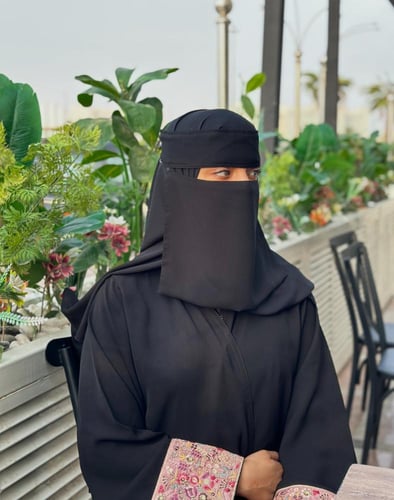 نقاب وسط بخط مستقيم