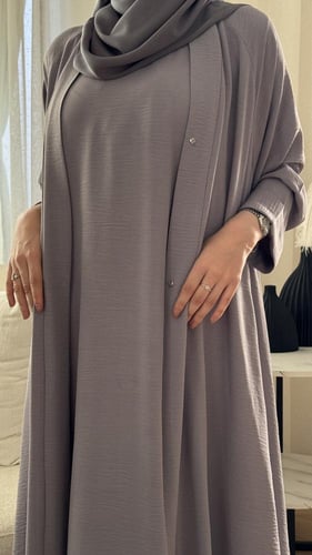 عباية بفستان داخلي رمادي كلوش
