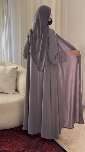 عباية بفستان داخلي رمادي كلوش