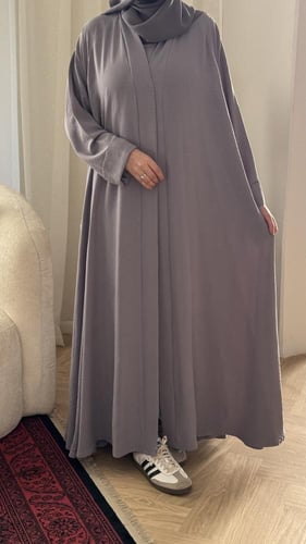 عباية بفستان داخلي رمادي كلوش