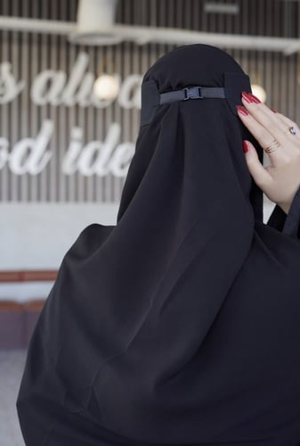 نقاب مشبك قصير