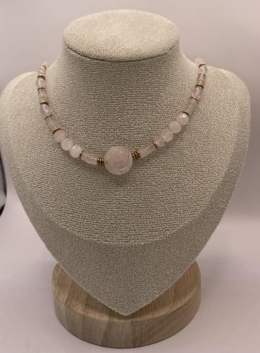 عقد حجر روز كوارتز