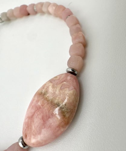 سوارة حجر pink zebra جاسبر مع اوبال pink zebra jas...