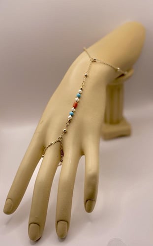 كف يد مرجان ولؤلؤ وفيروز