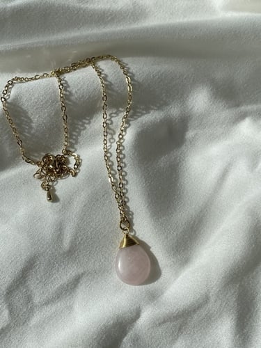 تعليقة روز كوارتز بيضاوية (تصميم خاص)