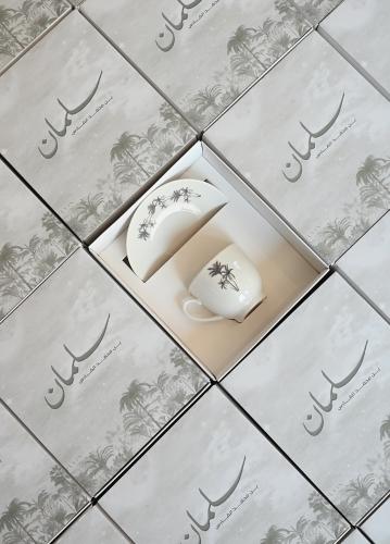 كوب قهوة مع طباعة