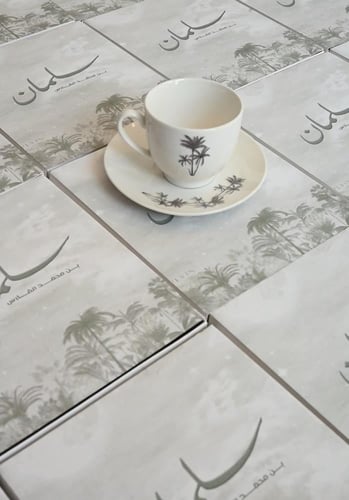 كوب قهوة مع طباعة