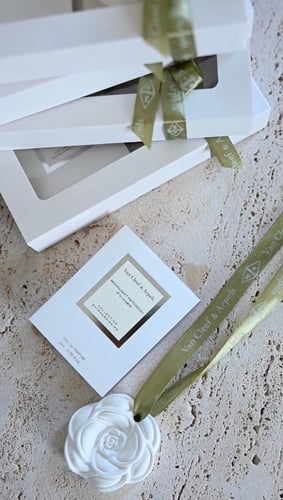 تعليقة وردة الجوري مع عطر ڤان كليف