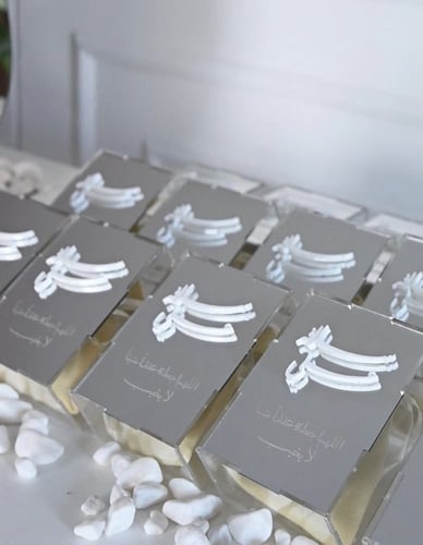 علبة اكريلك فارغه او مع مسك حسب الطلب