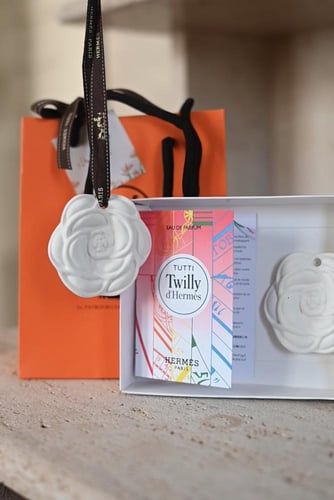 عطر ايرميز مع حجر عطري