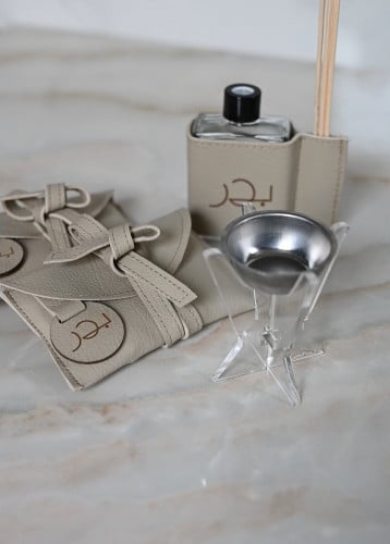 شنطة جلد مع كسرة عود او مبخر