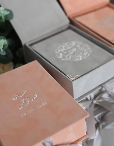 علبة مخمل مع المصحف كامل