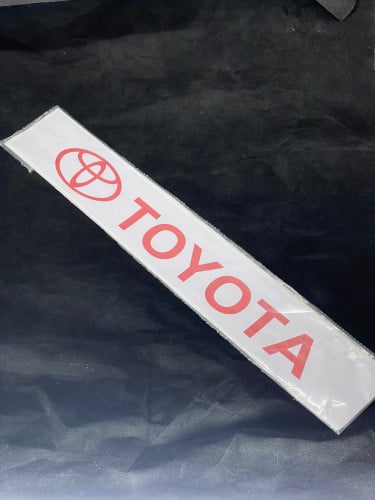 استكر ابواب تويوتا ابيض (كتابة لاحمر)